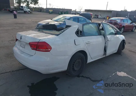 2014 Volkswagen Passat 2.5L S z USA, uszkodzony, nr VIN 1VWAP7A33EC006542